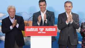 El secretario general del PSOE y presidente del Gobierno, Pedro Sánchez, junto a los expresidentes Felipe González y José Luis Rodríguez Zapatero.