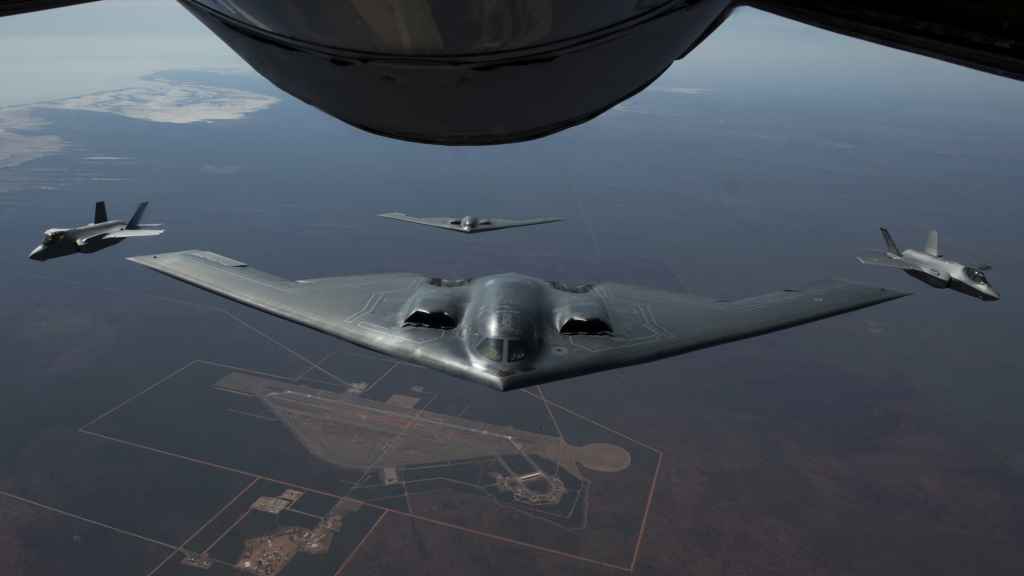 Bombarderos B-2 y cazas F-35 volando en formación