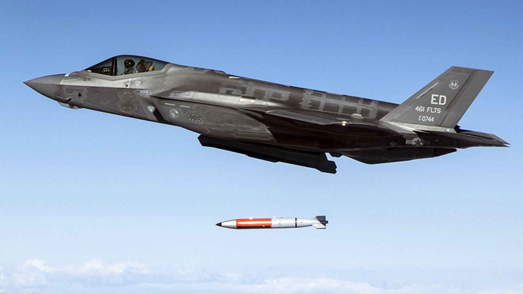 F-35 lanzando bomba nuclear B61