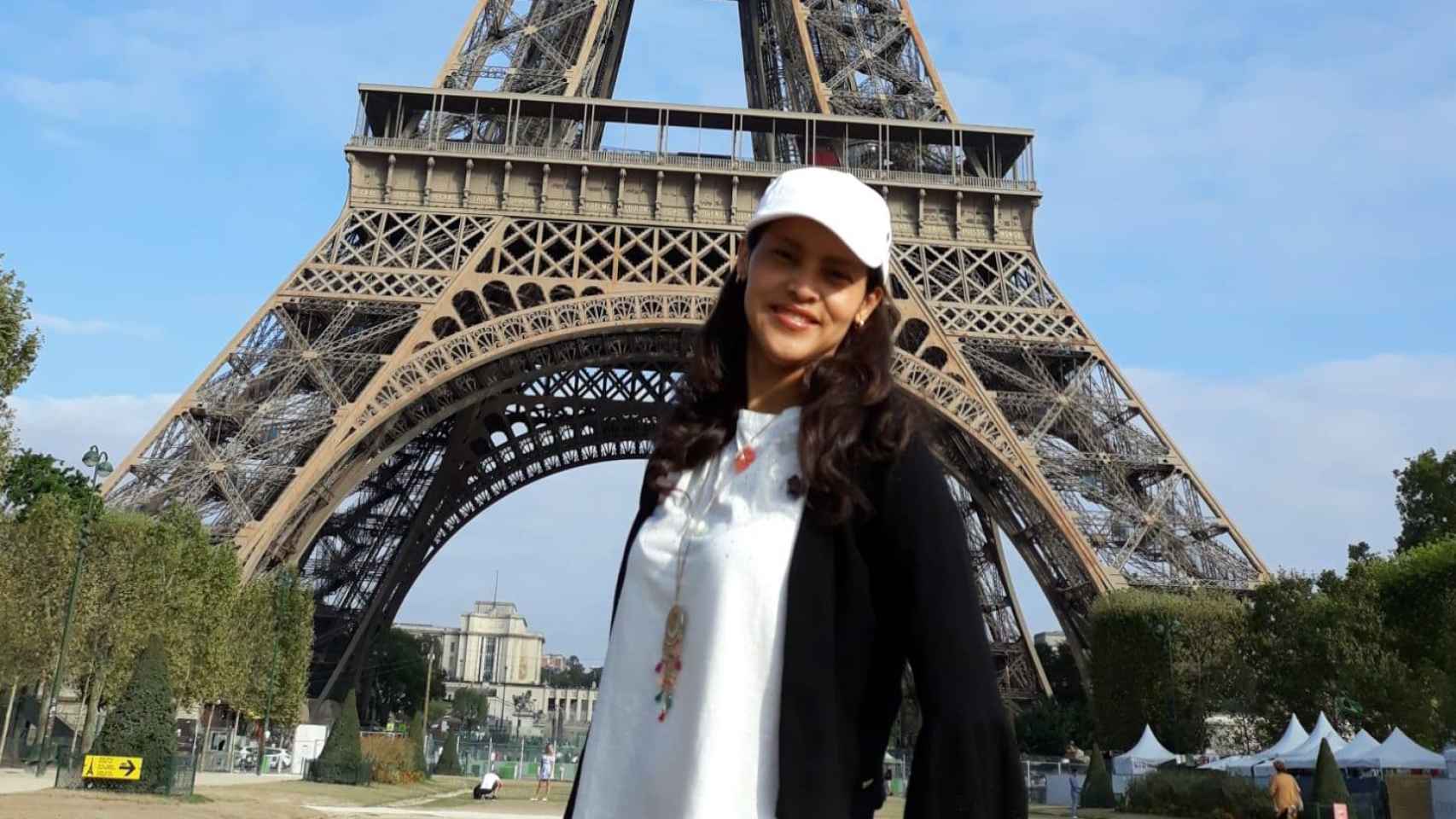 Karla en un viaje a París en 2020.