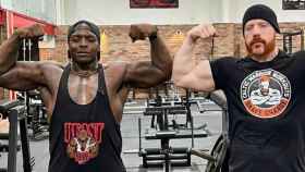 Akinfenwa junto a Sheamus, estrella de la WWE.