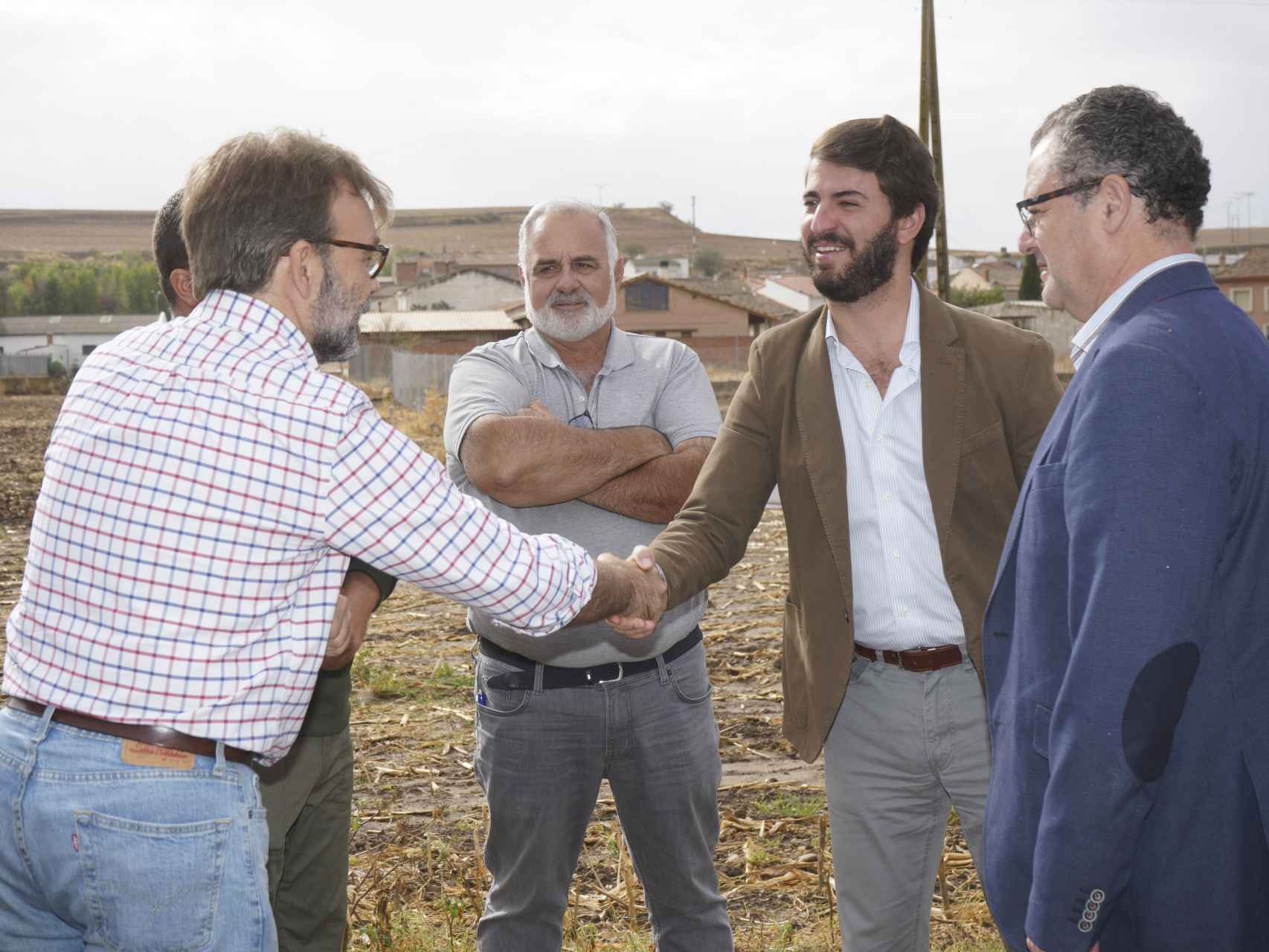 El vicepresidente de la Junta, Juan García-Gallardo, saluda a un productor de leche, este lunes en la localidad de Pollos.