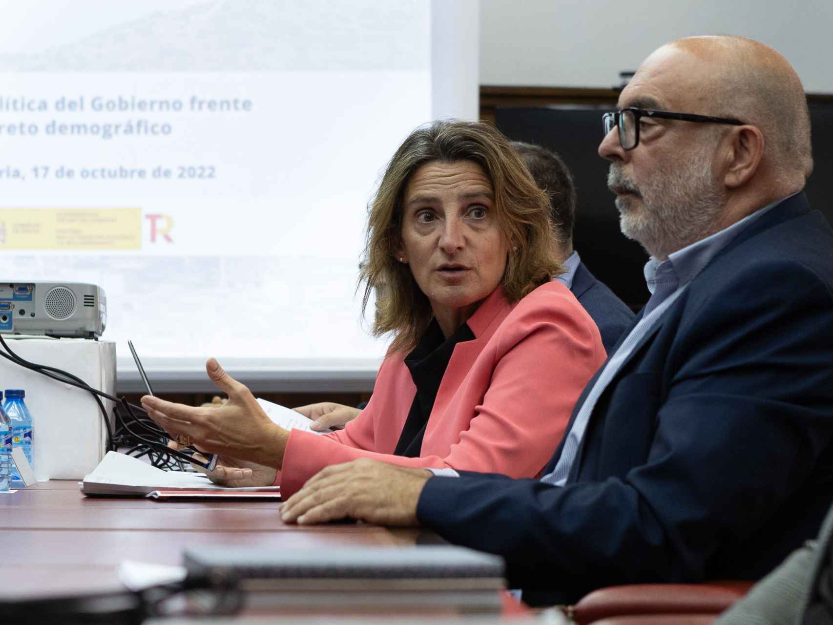 La ministra de Transición Ecológica y Reto Demográfico, Teresa Ribera, reunida con alcaldes de la provincia de Soria, este lunes.