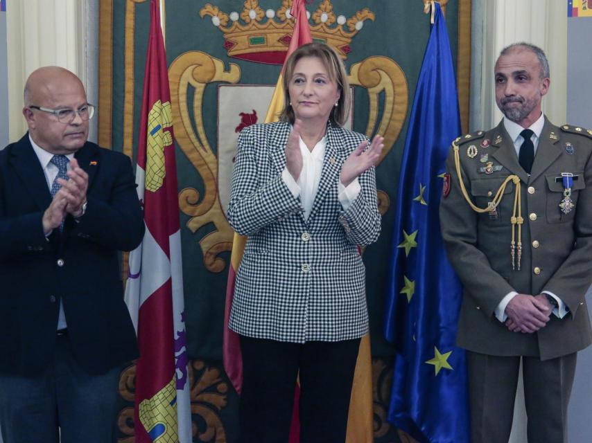 El teniente coronel de la UME José Alberto Baraja Navarro recibe en León la Cruz de Oficial de la Orden del Mérito Civil, este lunes.