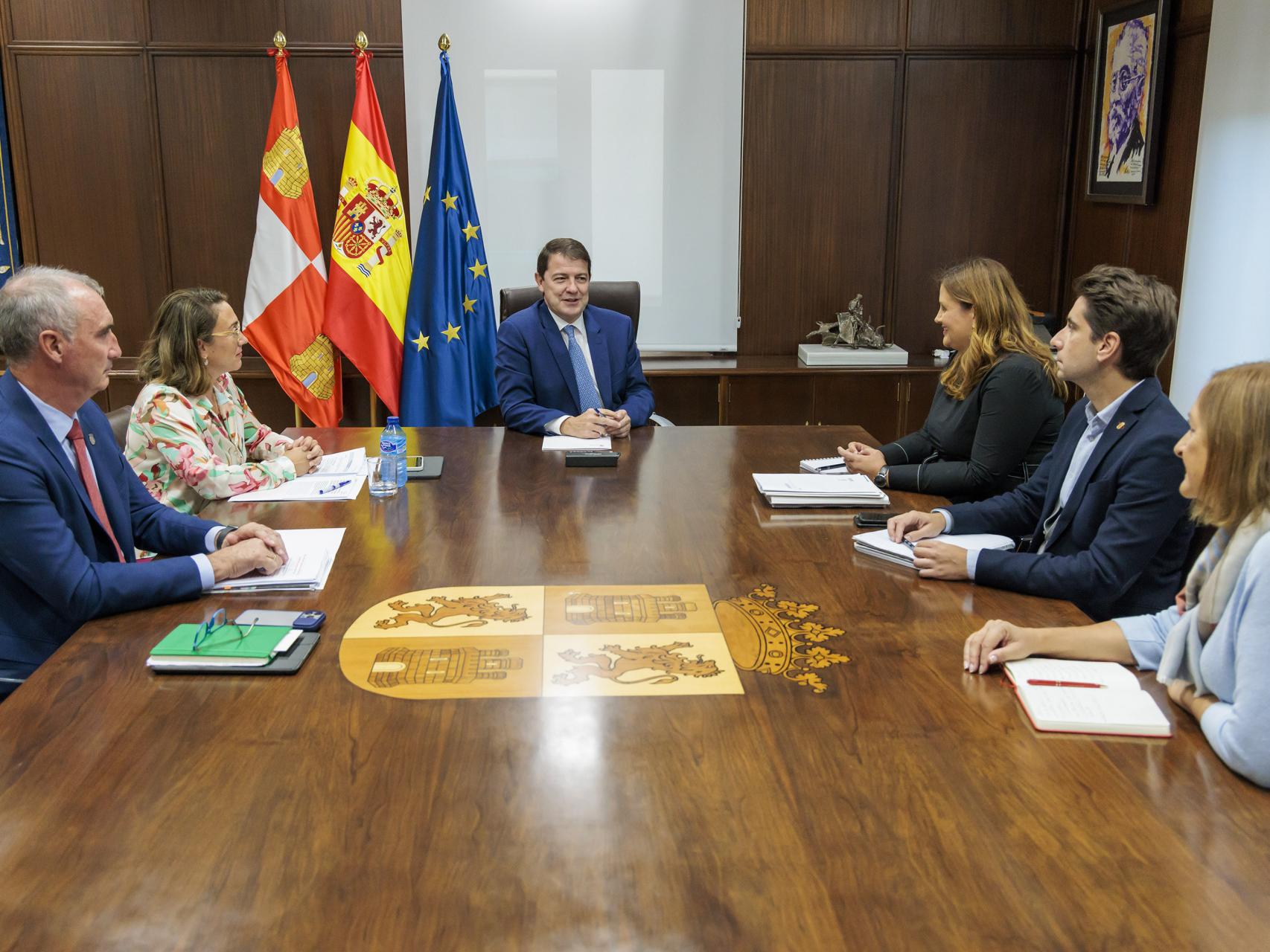 El presidente de la Junta, Alfonso Fernández Mañueco, y la alcaldesa de Segovia, Clara Martín, durante su reunión de este lunes.