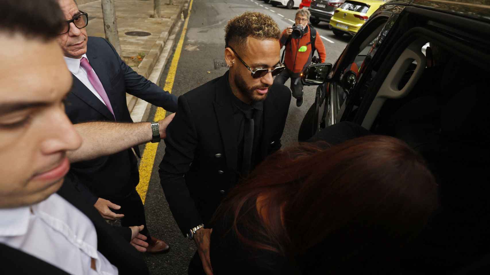 Neymar, entrando a su vehículo.