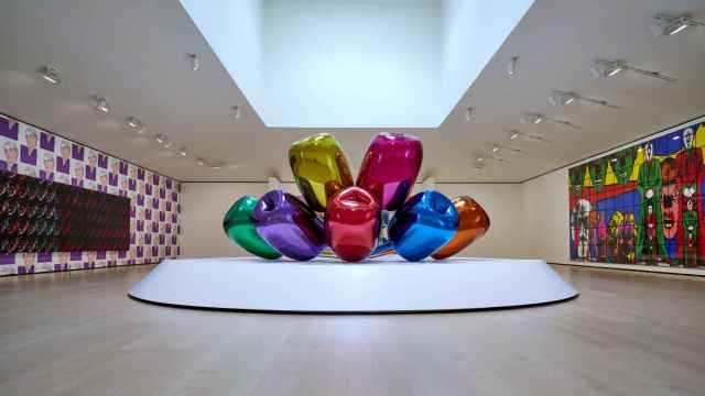 Vista de la exposición 'Secciones/Intersecciones', con los 'Tulipanes' de Jeff Koons en primer plano
