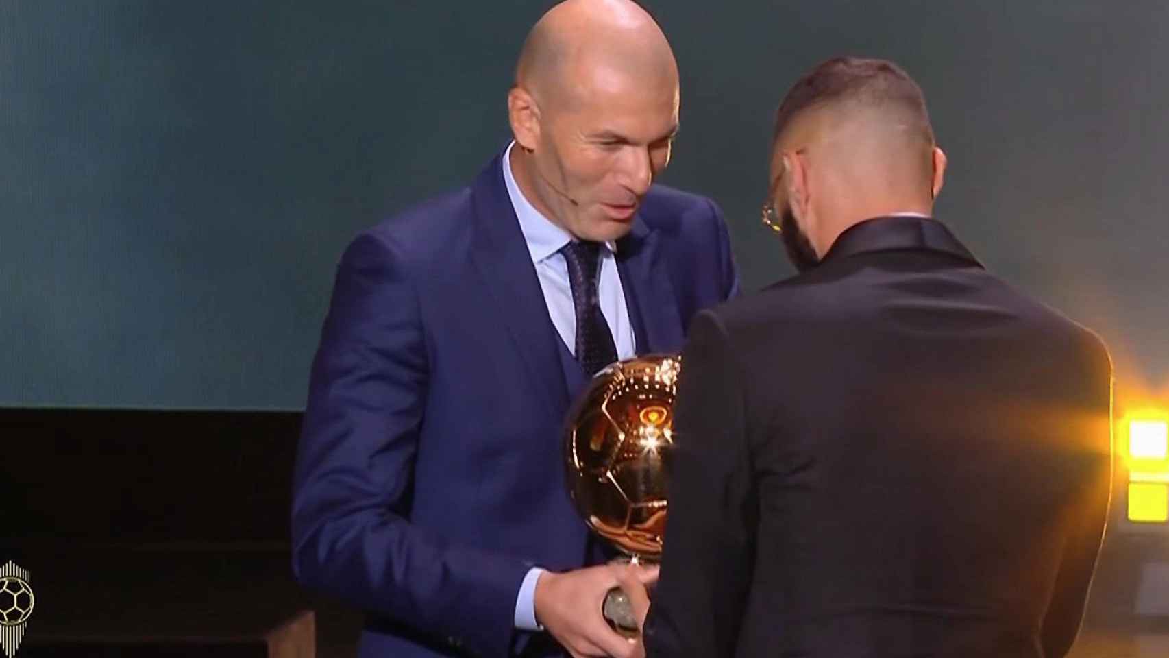 Zinedine Zidane entrega el Balón de Oro 2022 a Karim Benzema