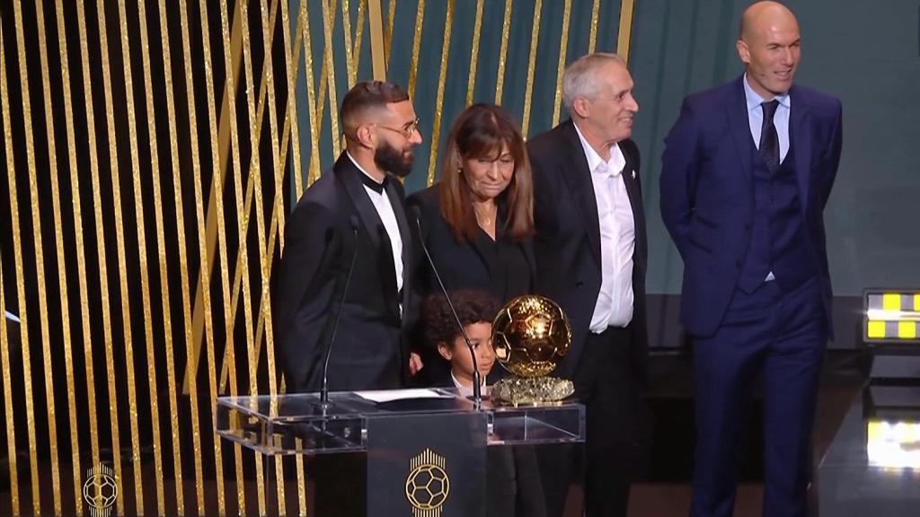 Karim Benzema junto a su familia y Zinedine Zidane