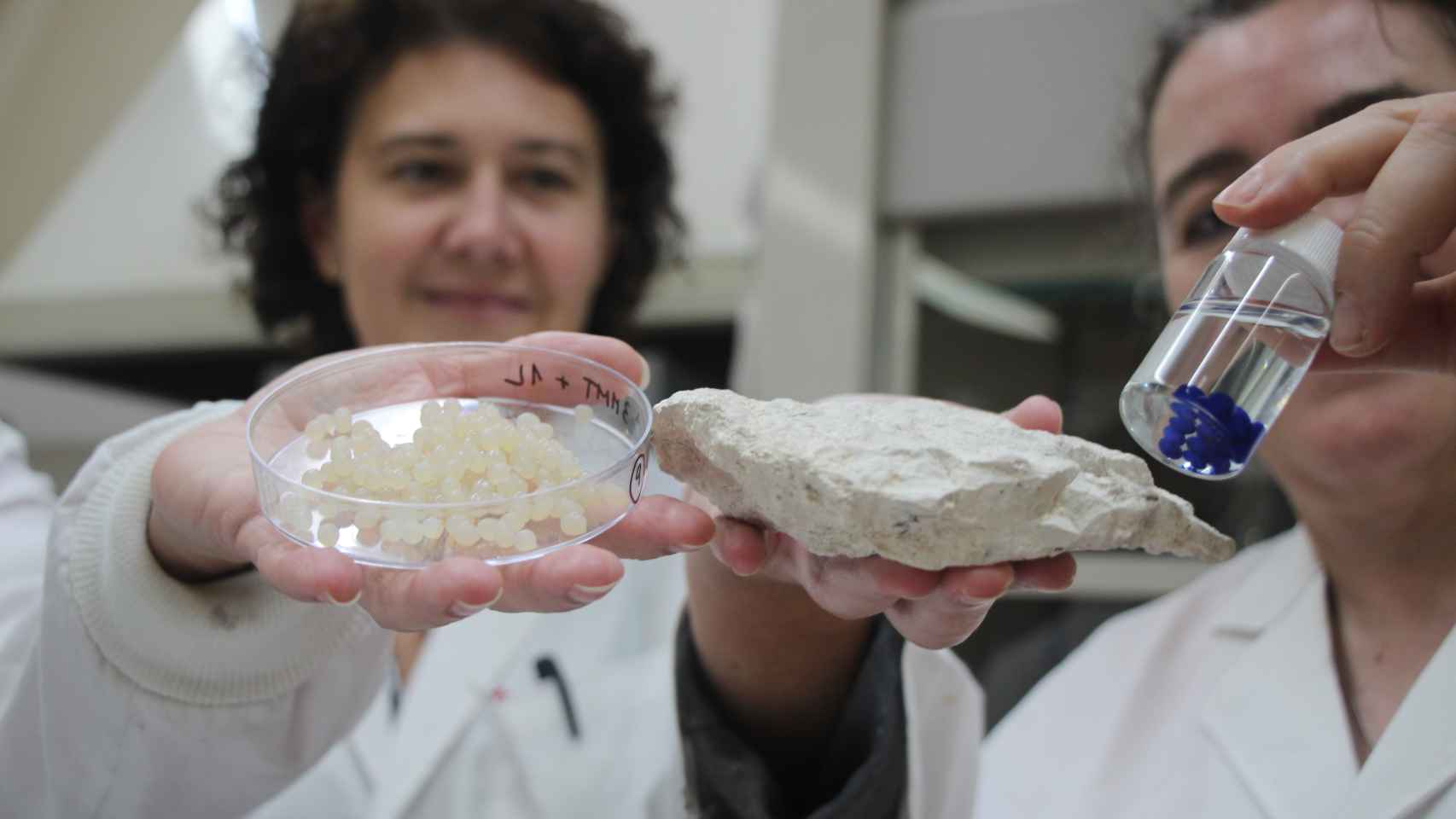 Las científicas españolas muestras los 'nuevos materiales' con los que trabajan.