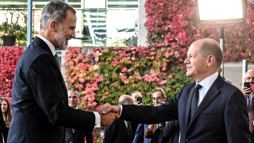 Felipe VI saluda al canciller alemán, Olaf Scholz, al llegar a Berlín.