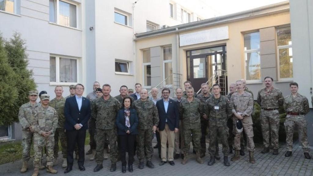 La ministra Robles, este lunes en el centro logístico de Polonia desde donde parte la ayuda a Ucrania.