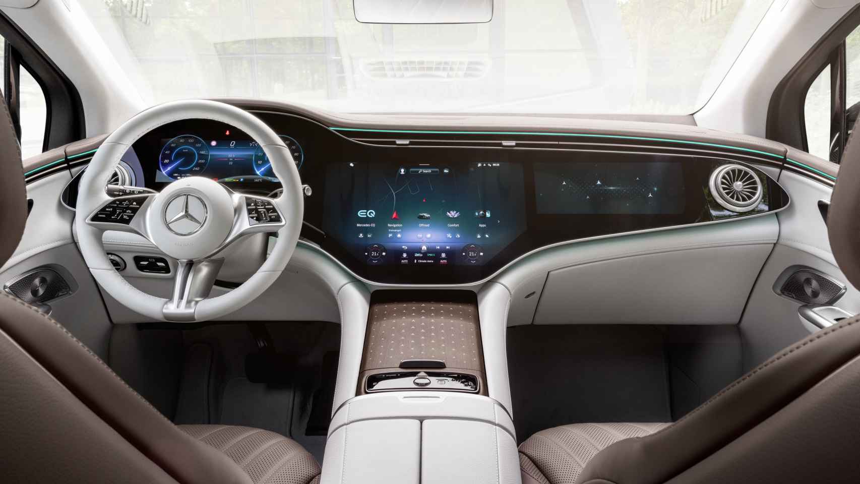 El interior del Mercedes EQE SUV es completamente digital, con un enfoque hacia el lujo.