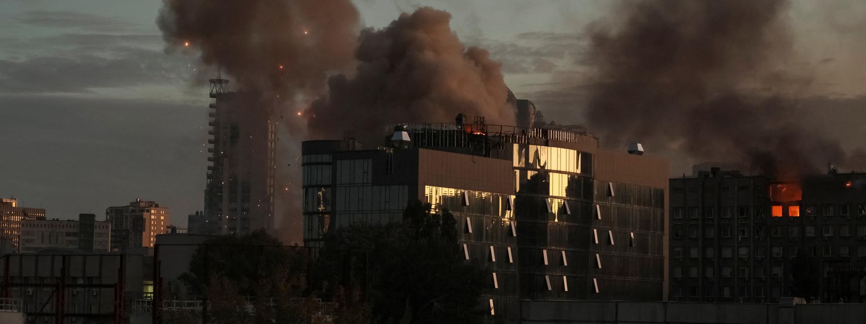 Un edificio ardiendo después del ataque a Kiev de esta madrugada.