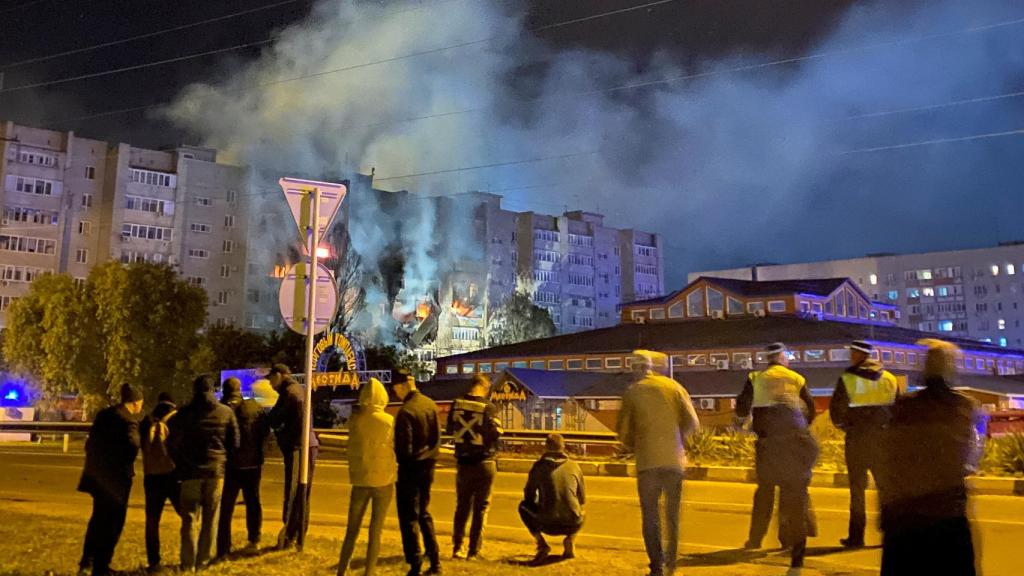 Un avión militar se estrella contra un edificio en la ciudad rusa de Yeisk