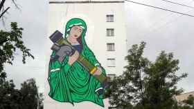 El meme de Saint Javelin convertido en un mural en un edificio de Kiev