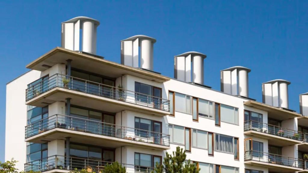 Varios aerogeneradores instalados en el tejado de un edificio.