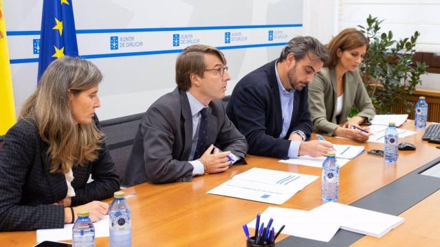 El vicepresidente segundo, Diego Calvo, y el conselleiro de Facenda, Miguel Corgos, en la reunión de la subcomisión permanente del régimen económico y financiero, con la Fegamp.