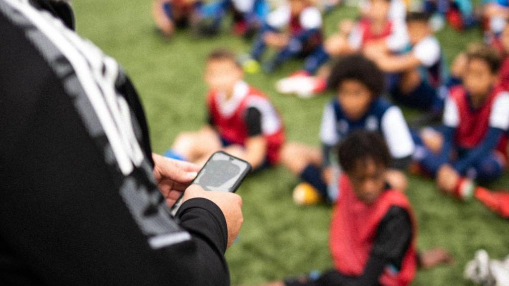 Un entrenador haciendo uso de la app SportEasy.