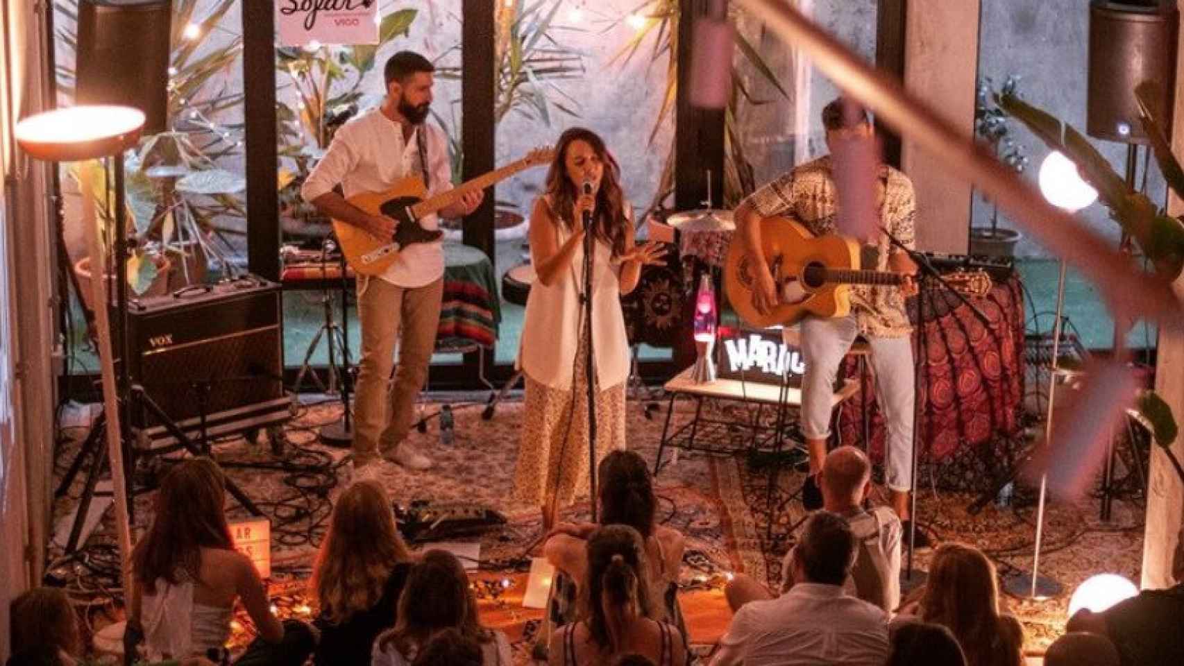 Concierto en la galería Maraca de la primera edición de los conciertos Sofar Sounds en Vigo.