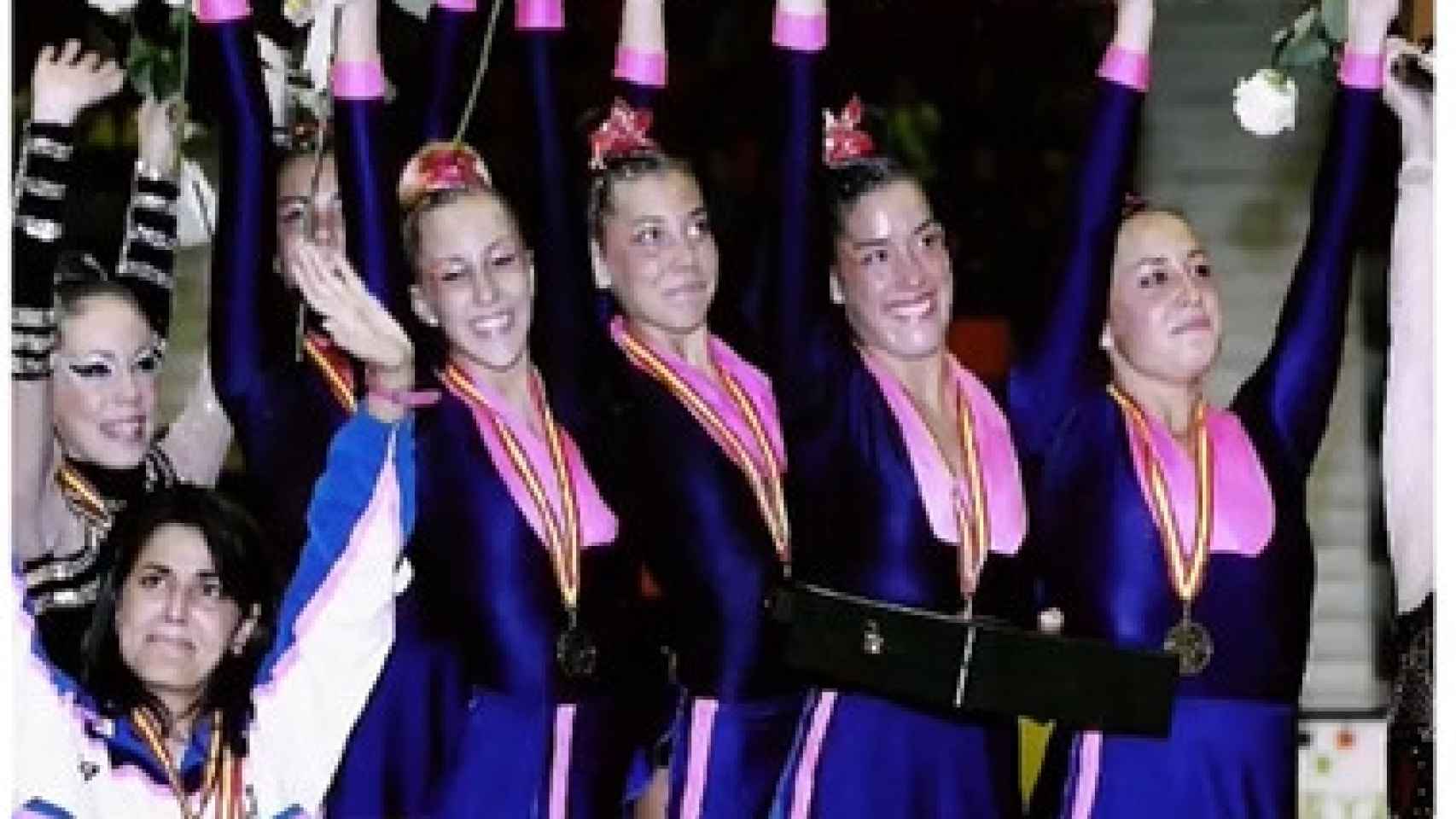 Itziar, segunda por la izquierda, durante su etapa como gimnasta