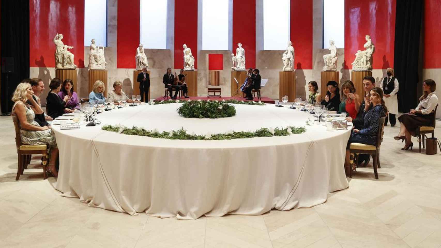 Cena de los acompañantes de los jefes de Estado y de Gobierno durante la cumbre de la OTAN de Madrid, el 29 de junio de 2022, en la Sala de las Musas del Museo del Prado. Las esculturas provienen de Villa Adriana.