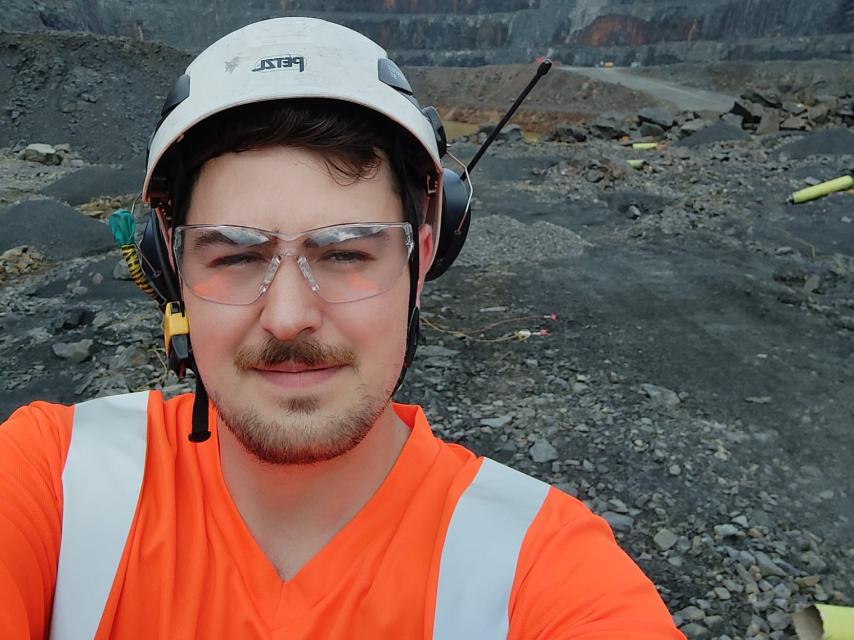 Javier Palencia, ingeniero de minas, trabaja actualmente en una empresa de explosivos.