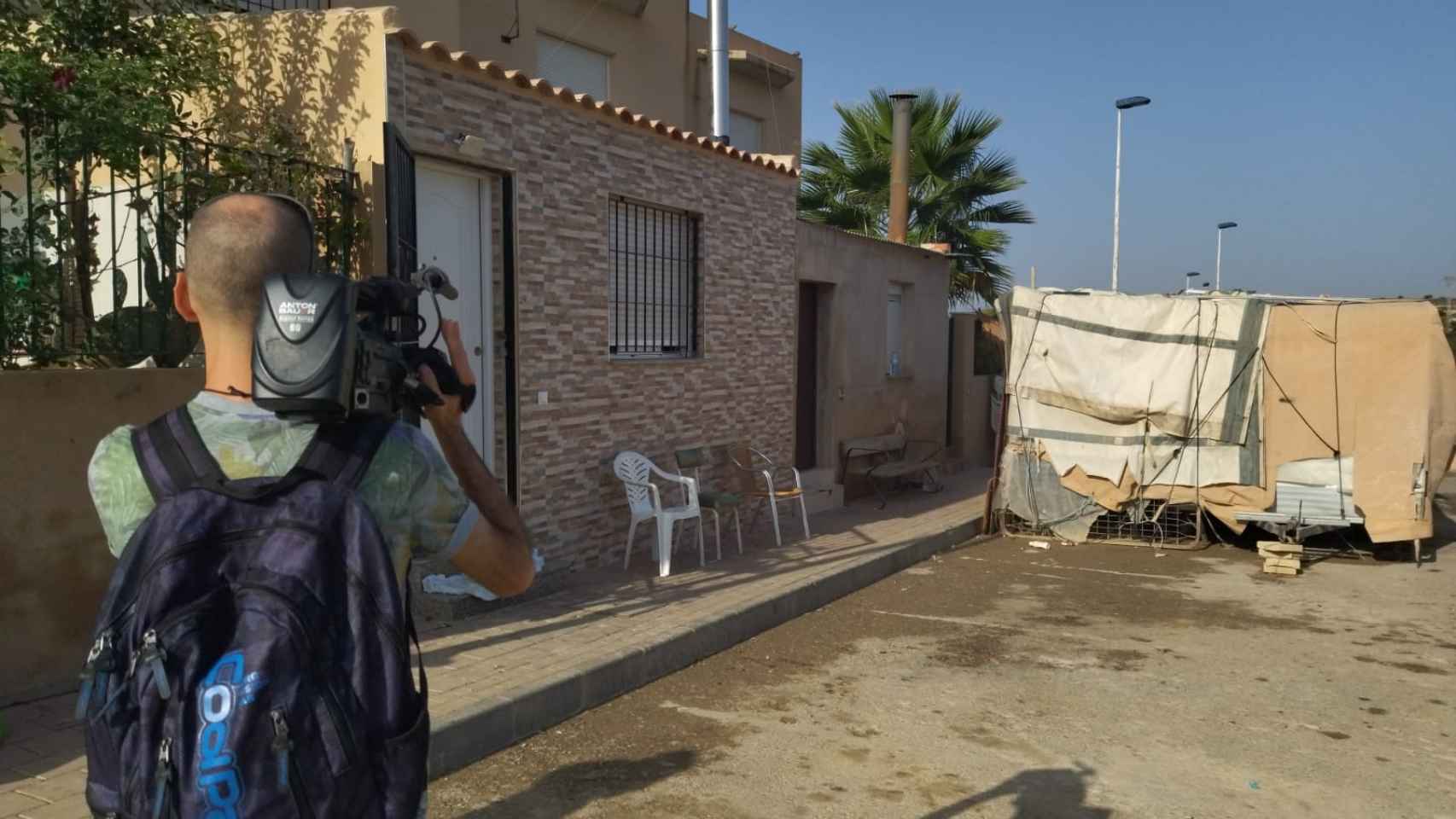 Un cámara de televisión, este martes, en la calle Emilia Pardo Bazán del Barrio de Playasol en Mazarrón, donde perdió la vida de forma violenta Erick.