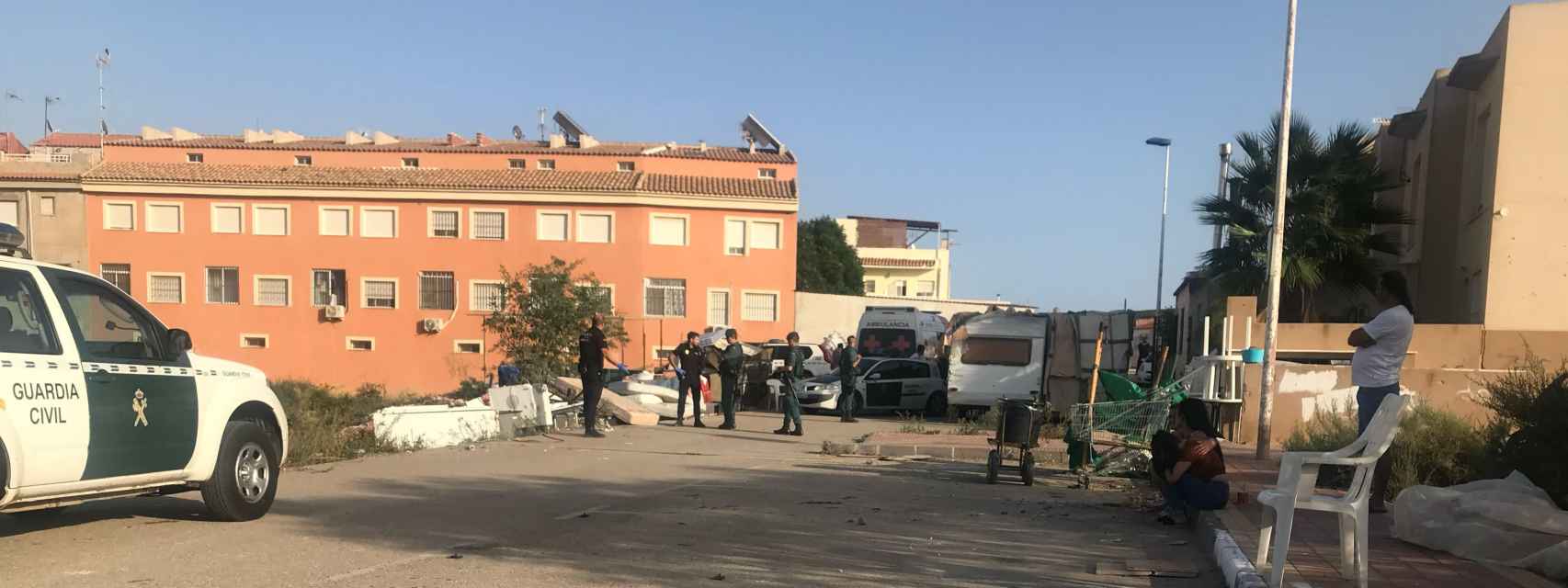 La Guardia Civil y la Policía Local de Mazarrón, este lunes, justo después de que Erick sufriese la agresión mortal a manos supuestamente de Sebastián 'El Chabolín'.
