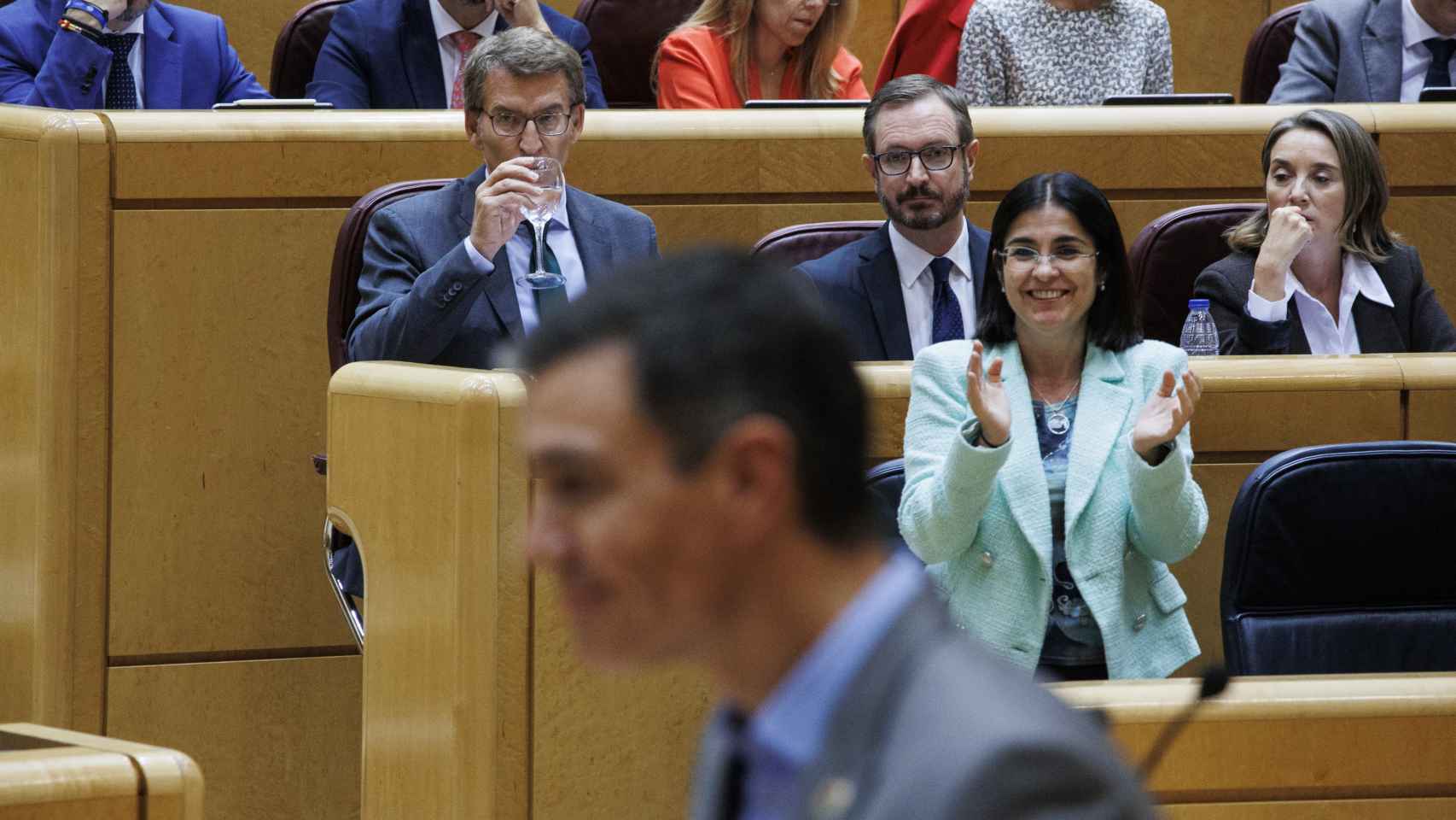 Pedro Sánchez, presidente del Gobierno, bajo la atenta mirada de Alberto Núñez Feijóo, este martes en el Senado.