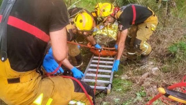 Momento en el que los bomberos intervienen en el accidente.