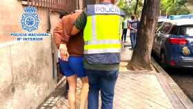 La Policía Nacional arresta a un hombre acusado de estafar a una persona con discapacidad.