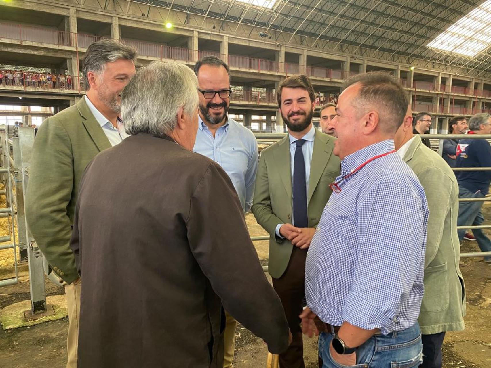 El vicepresidente de la Junta, Juan García-Gallardo, durante su visita al Mercado de Ganados de Torrelavega, este martes.