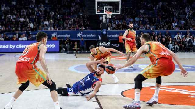 Vasilije Micic pierde un balón ante la defensa de Valencia Basket