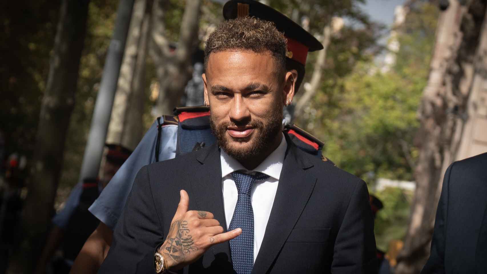 Neymar saluda a los medios camino de la Audiencia de Barcelona para asistir al juicio por su fichaje