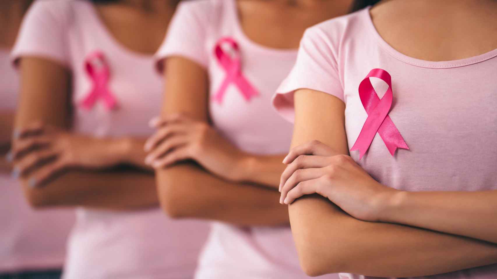 Tres mujeres simbolizan la lucha contra el cáncer de mama