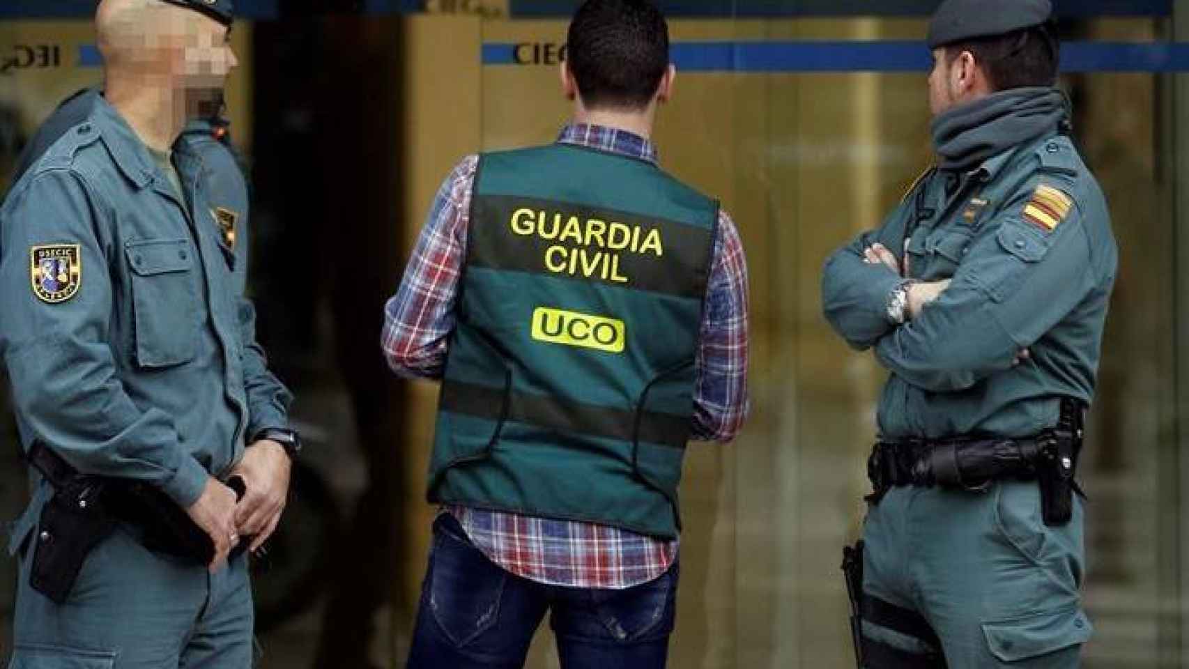Agentes de la UCO durante un registro anterior practicado en Valencia.