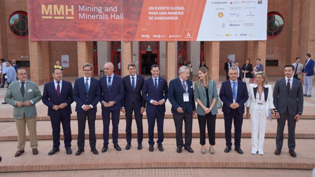 El presidente de la Junta de Andalucía, Juanma Moreno, en el Salón Internacional de la Minería.