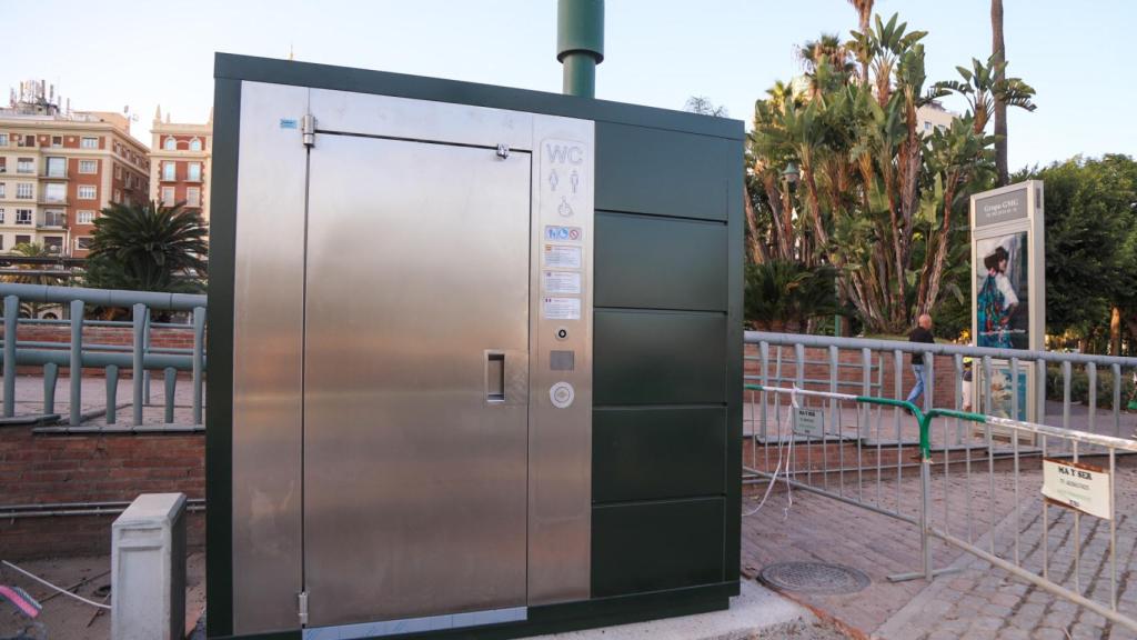 Cabida con aseos públicos instalada por el Ayuntamiento de Málaga en la Plaza de la Marina.