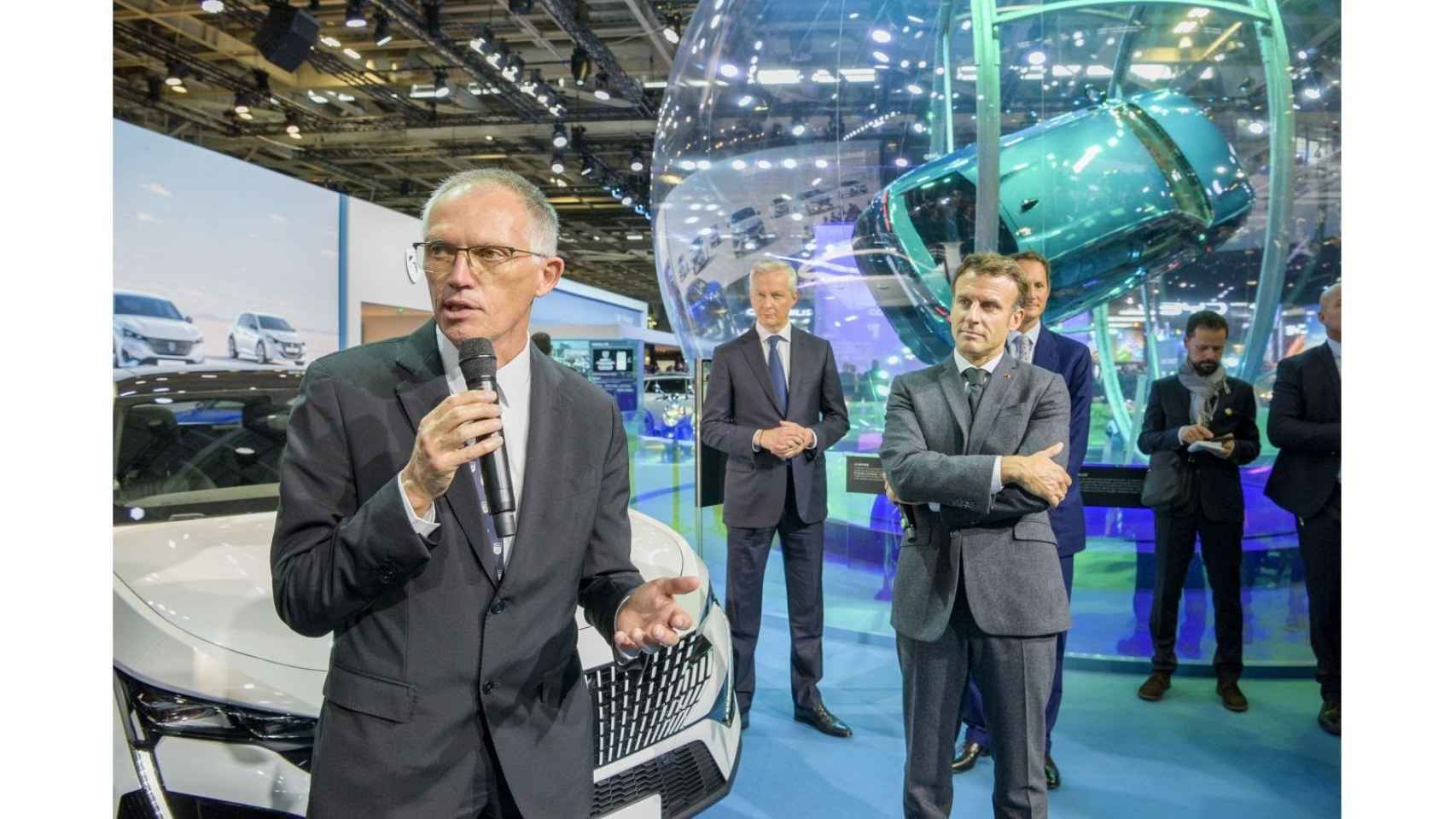 Carlos Tavares, CEO de Stellantis, junto a Emmanuel Macron, en el Salón de París de 2022.