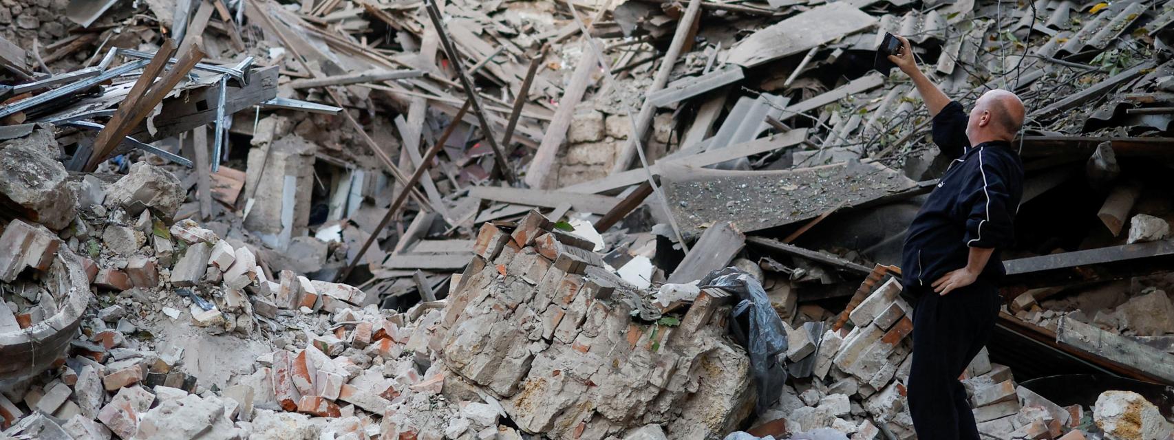 Un hombre entre los escombros de un edificio en Mikolaiv, tras un ataque por misisles.