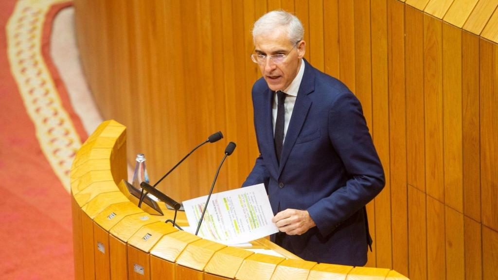 El vicepresidente primero de la Xunta, Francisco Conde, comparece en el pleno del Parlamento de Galicia para abordar la situación de los fondos Next Generation.