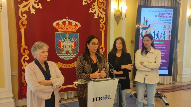 Eva Martínez presentó el foro junto a miembros de Dignidad y Cruz Roja