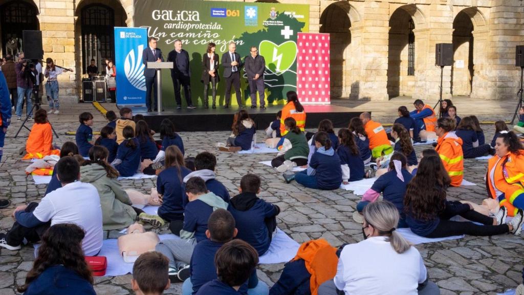 Alumnos en la Praza do Obradoiro de Santiago realizando maniobras de reanimación