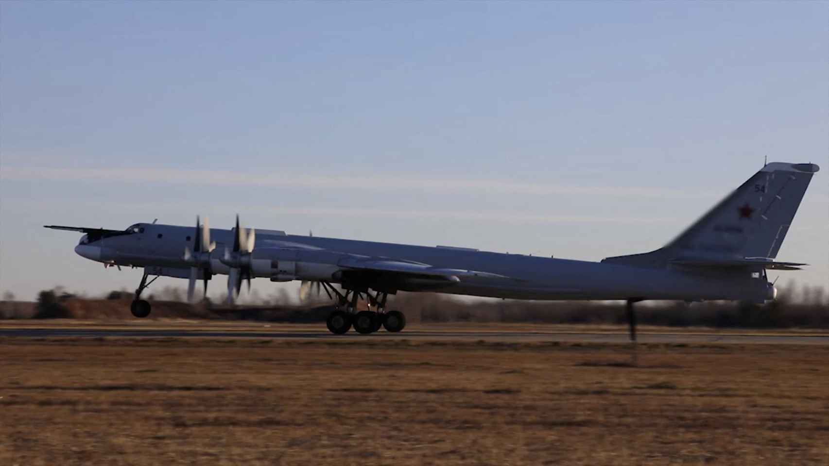 Un bombardero estratégico del Tu-95MS despega en un lugar desconocido.