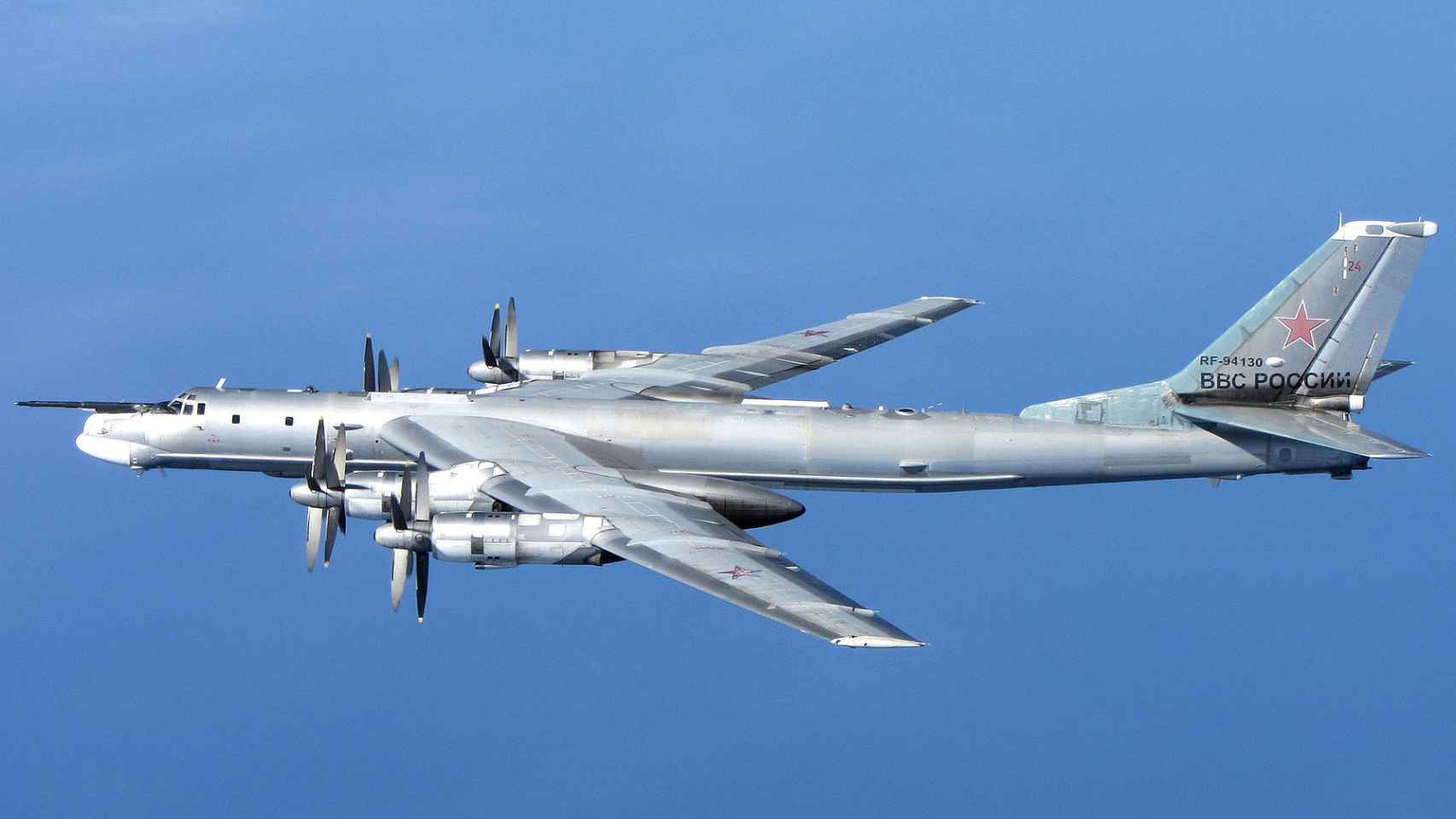 Bombardero Tupolev Tu-95MS en pleno vuelo