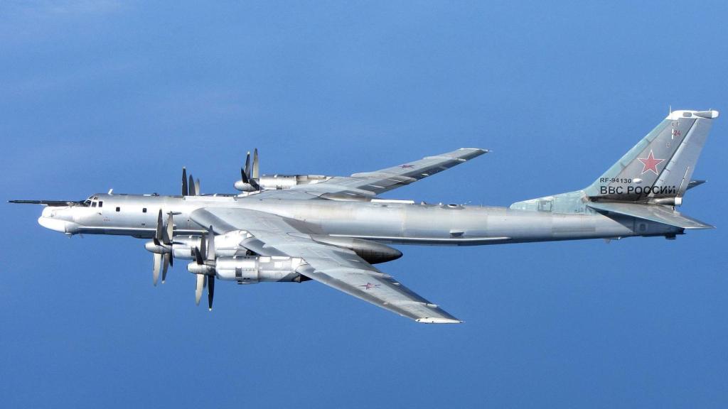 Bombardero nuclear ruso Tupolev Tu-95MS en pleno vuelo.
