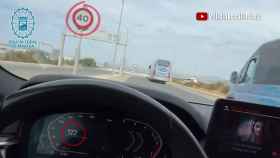 Fotograma del video del coche circulando en Málaga a gran velocidad.
