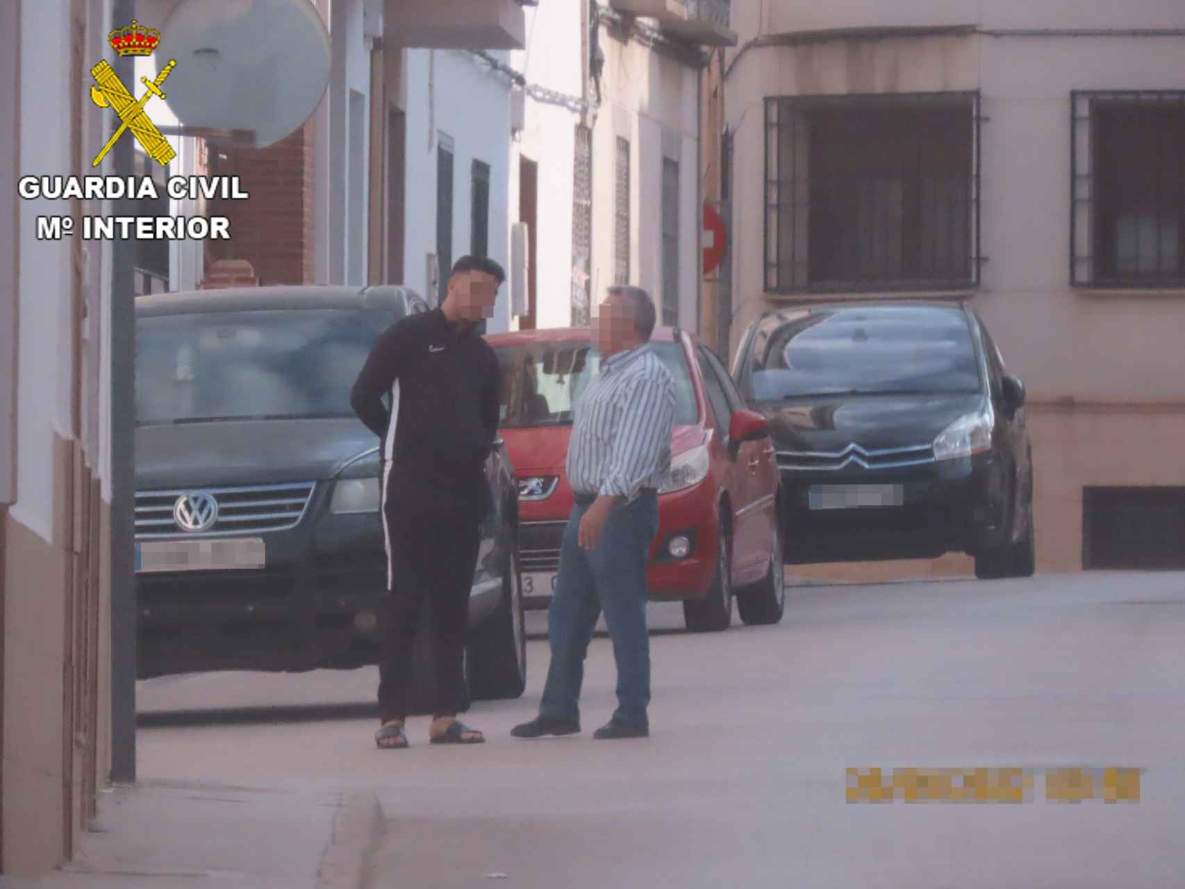 Uno de los detenidos (izquierda) fue grabado por la Guardia Civil conversando con una de sus víctimas.