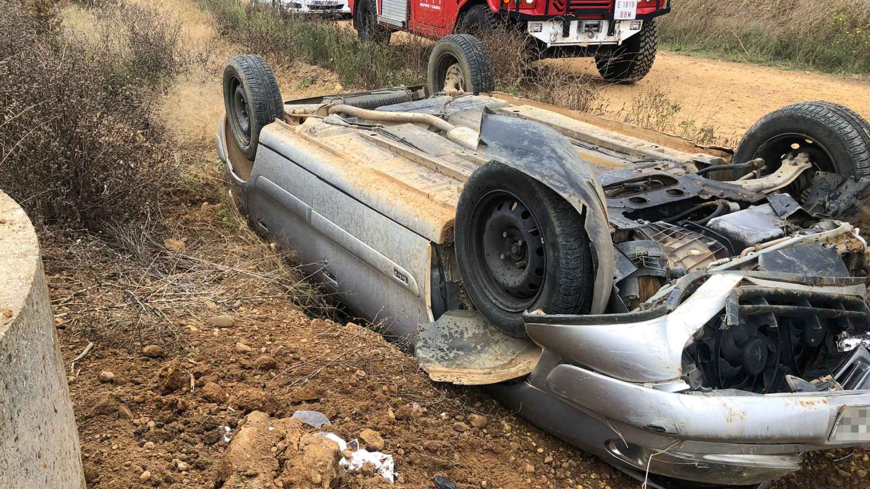 Vehículo accidentado en San Cristóbal de Entreviñas